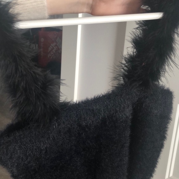 Black fluffy tank top - Picture 2 of 4